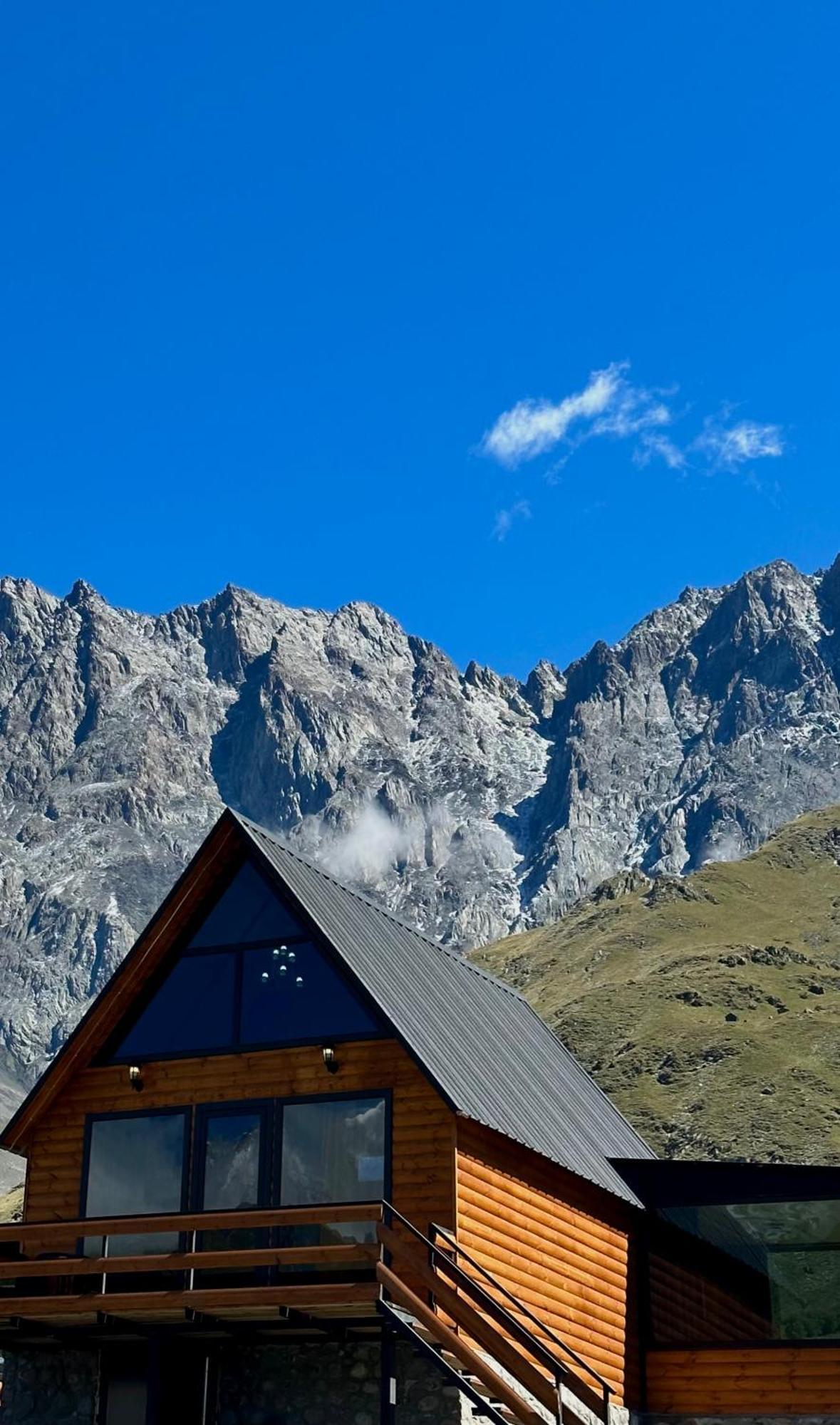 Kazbegi Inn Cottages Bagian luar foto
