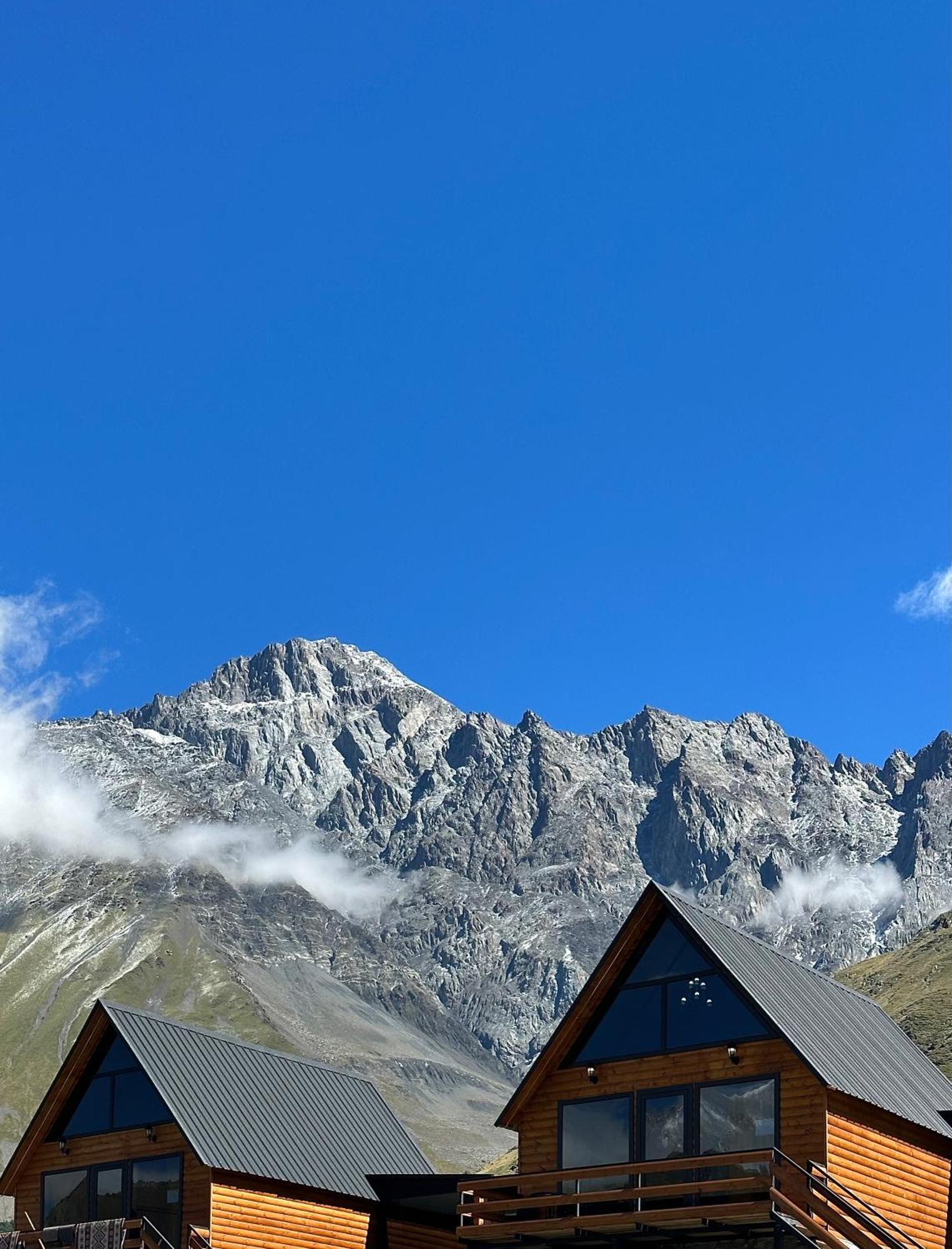 Kazbegi Inn Cottages Bagian luar foto