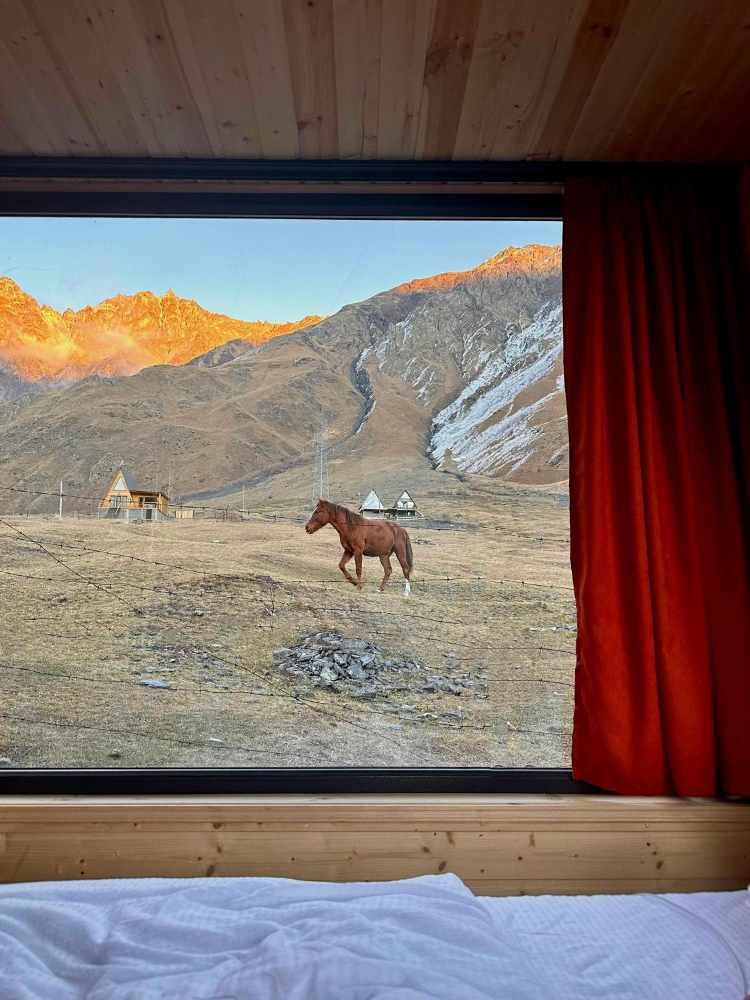 Kazbegi Inn Cottages Bagian luar foto