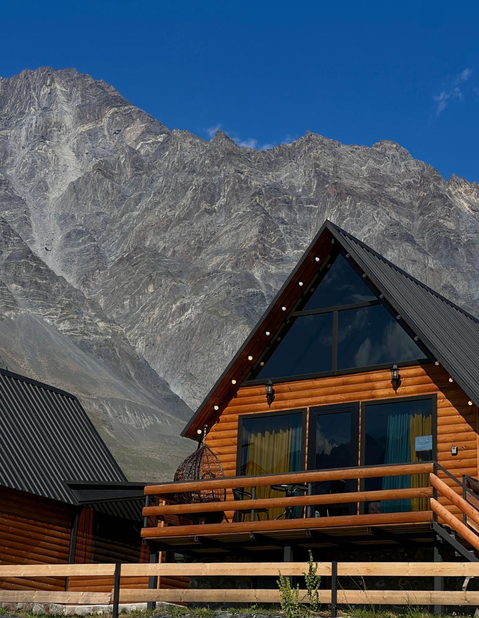 Kazbegi Inn Cottages Bagian luar foto