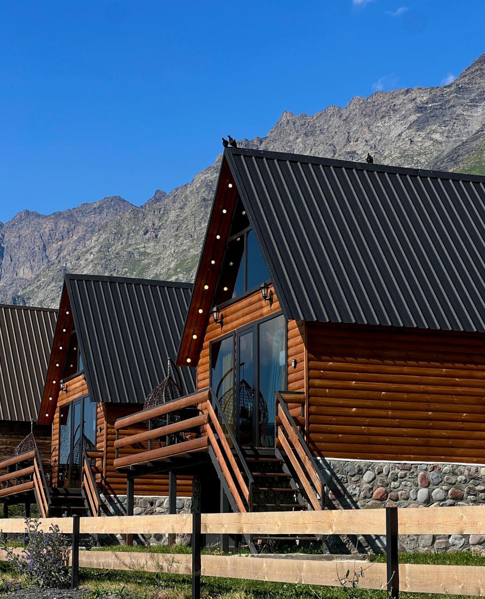 Kazbegi Inn Cottages Bagian luar foto