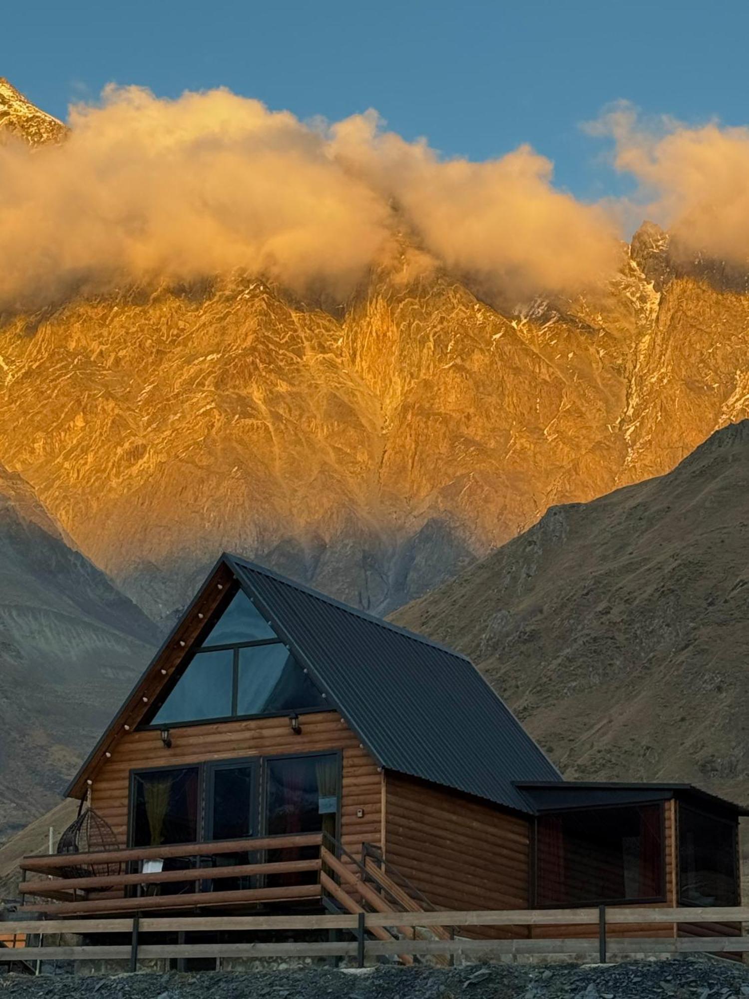 Kazbegi Inn Cottages Bagian luar foto